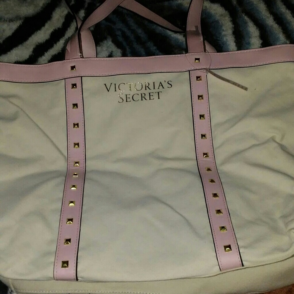 ✨🔥V.S. NWT STUDDED TOTE🔥✨